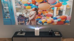 Samsung Premiere 5: videoproiector inovator, oficial lansat, creează ecrane interactive uriașe