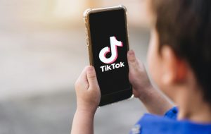 Un raport recent spune că algoritmul TikTok recomandă materiale explicite copiilor