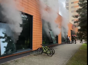 VIDEO – Foc cu fum la subsolul unui bloc din București; 45 evacuaţi, o arsă tratată; RO‑Alert emis