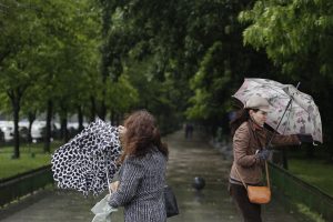 Vremea se schimbă brusc: azi 6 alerte cu coduri galben‑portocaliu, ploi, vijelii și ninsori – hartă