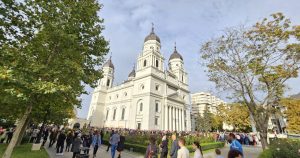 Zeci de mii de credincioși se strâng la coadă pentru a se închina la moaștele Sfintei Parascheva; pelerinajul din Iaşi începe miercuri