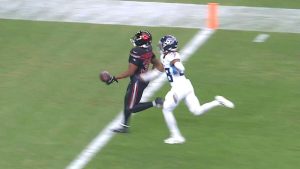 Urmărește: Emari Demercado (Cardinals) pierde mingea spre zona de final la un touchdown larg