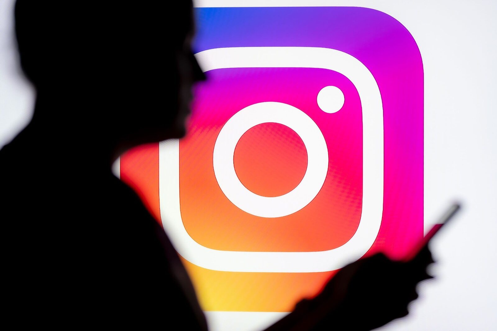 Directorul Instagram neagă că Instagram ascultă prin microfon, dar Meta tot colectează date.