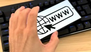 Internetul a pierdut libertatea, AI devine monopolist; utilizatorii trebuie să recâștige controlul