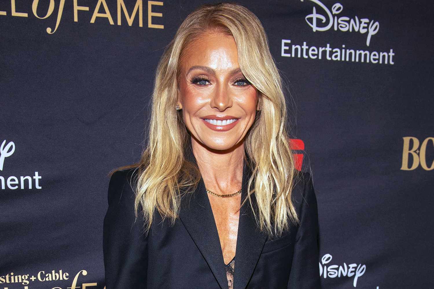 Kelly Ripa strălucește într-un top din dantelă transparentă, alături de Mark Consuelos