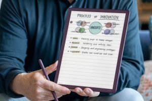 Amazon prezintă primul Kindle cu ecran color și un stick TV 4K accesibil