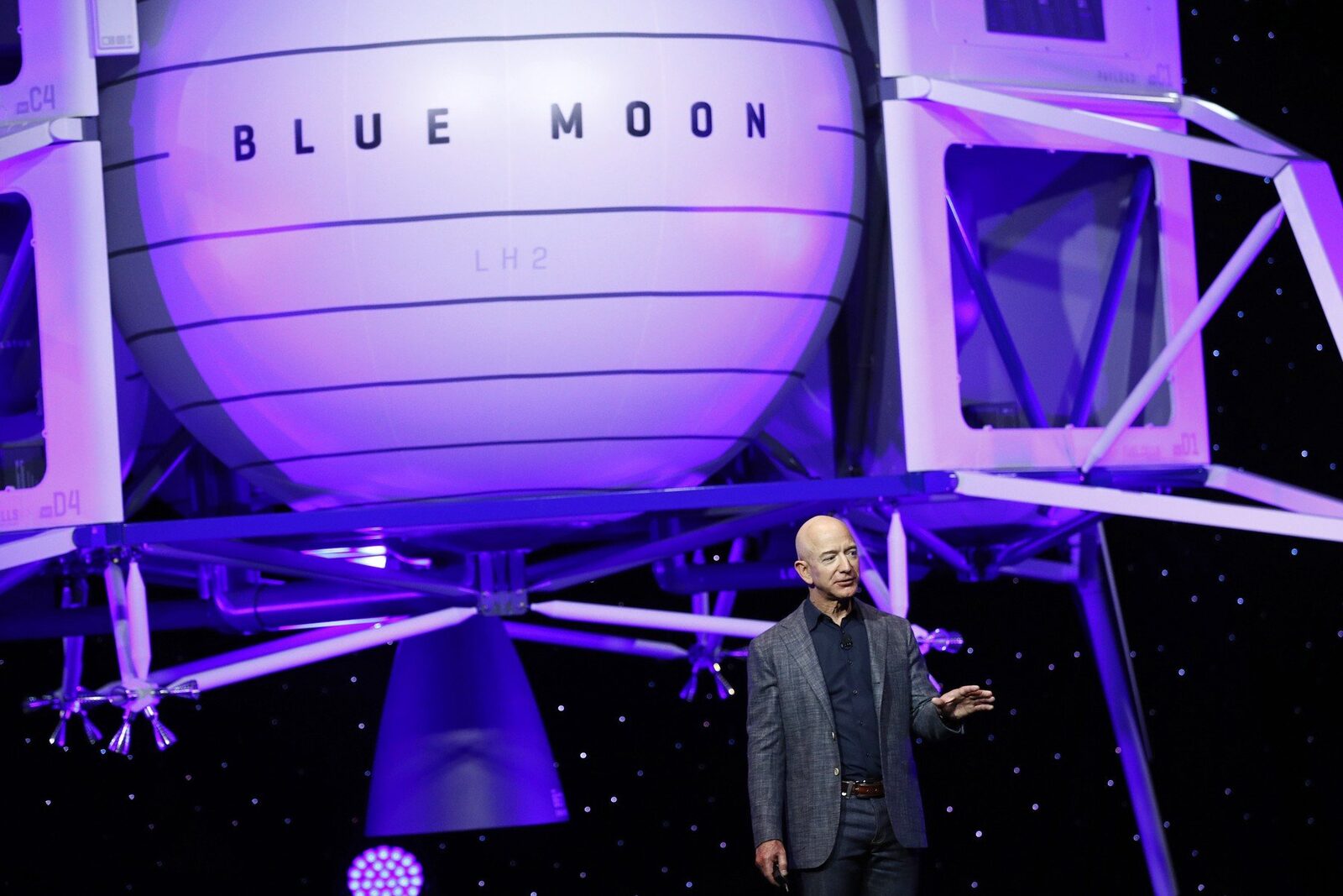 Jeff Bezos prevede că în câteva decenii milioane de oameni vor locui în spațiu, nu pentru muncă