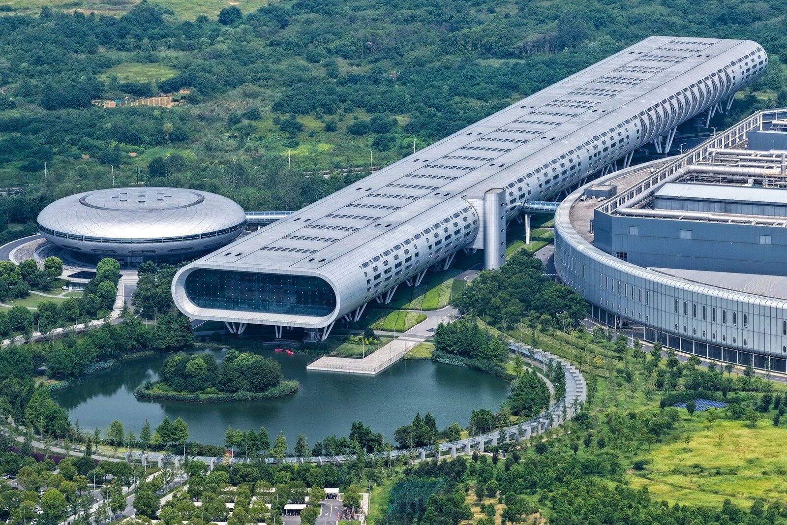 VIDEO – Gigantul mondial al cipurilor pentru Silicon Valley arată imagini exclusive dintr‑o fabrică high‑tech