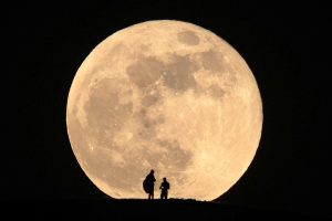 Se apropie trei superluni consecutive. Ce trebuie să știi.