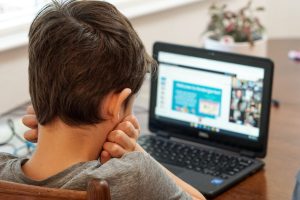 Comisia Europeană examinează verificarea vârstei pe platformele digitale