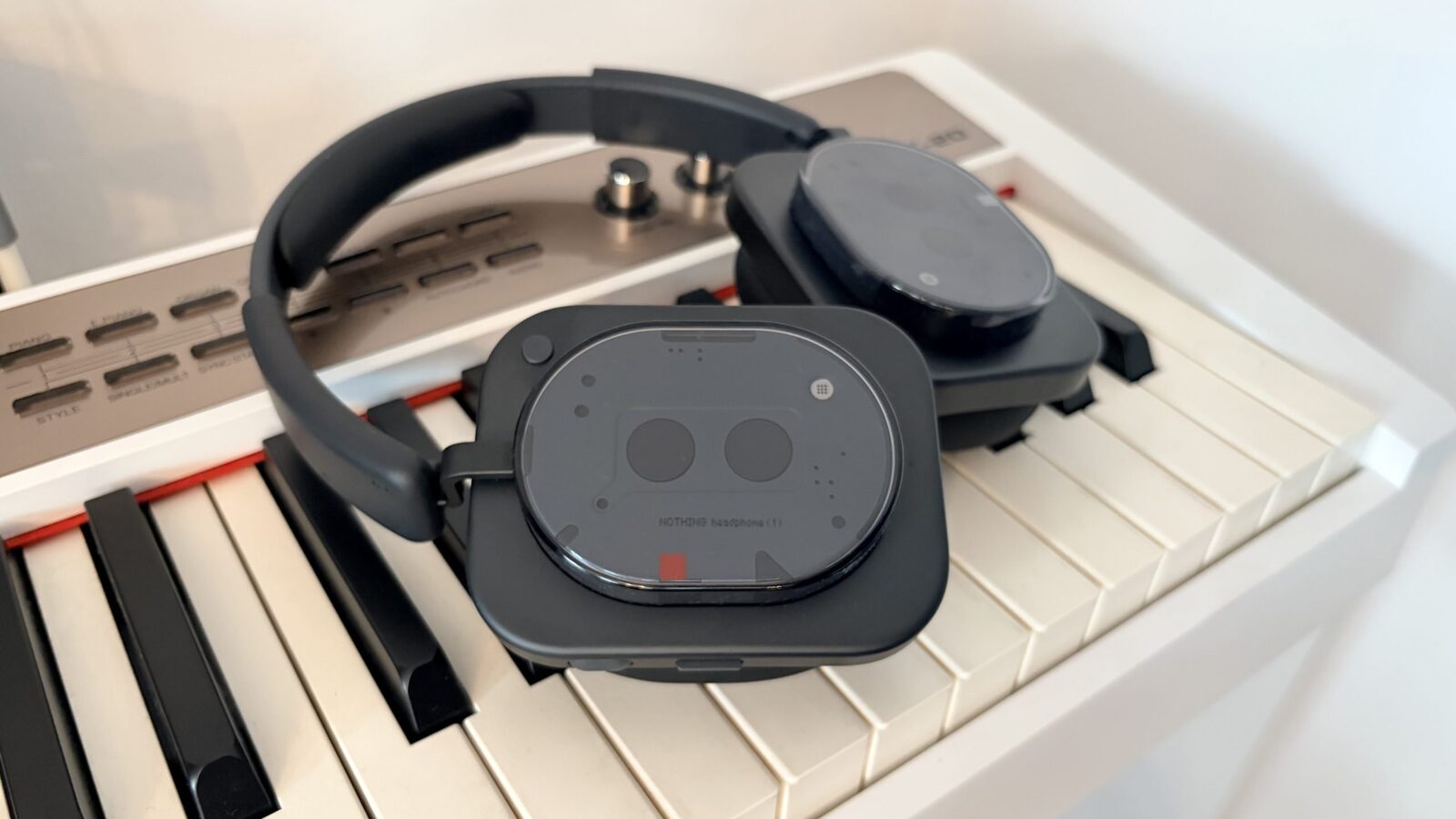 Recenzie Nothing Headphone (1): poate cele mai ieftine căști premium over-ear din 2025, total diferite