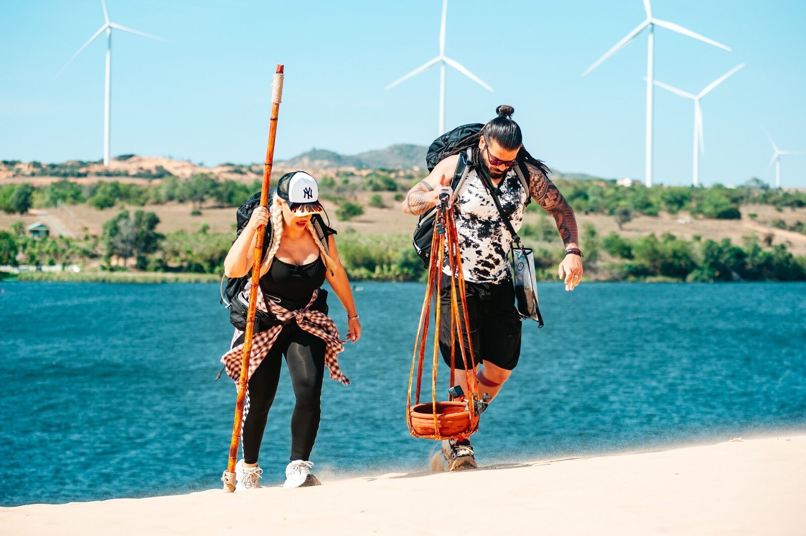 Anda și Joseph Adam sprijină familiile care l-au ajutat la „Asia Express”: pachetele urcă curând.