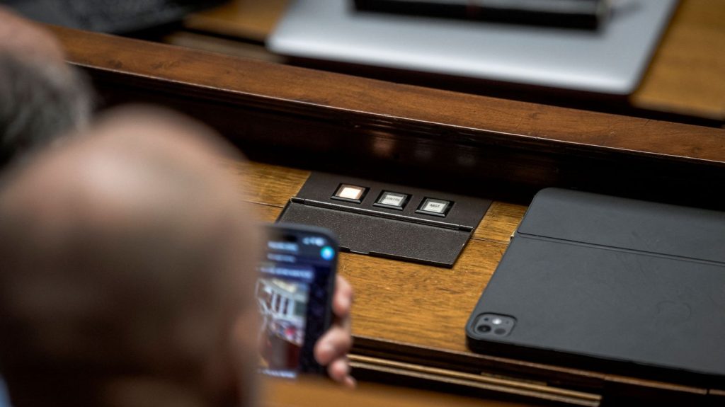 quelles sont les positions des différents groupes politiques à l'Assemblée nationale ?