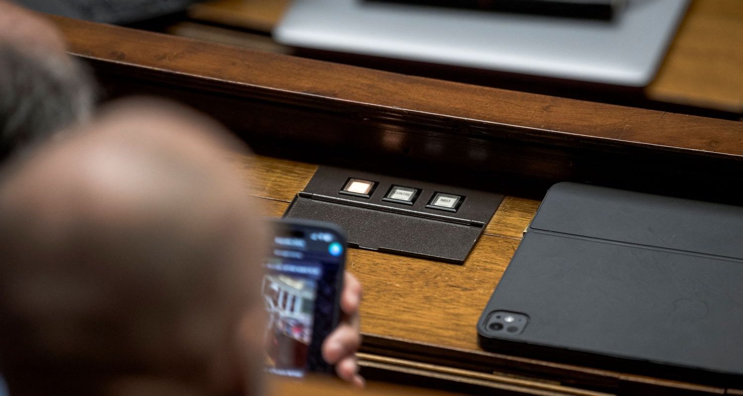 quelles sont les positions des différents groupes politiques à l'Assemblée nationale ?