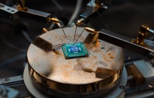 Cipurile nu pot fi reduse, dar cercetătorii au găsit o cale surprinzătoare de a depăși legea Moore