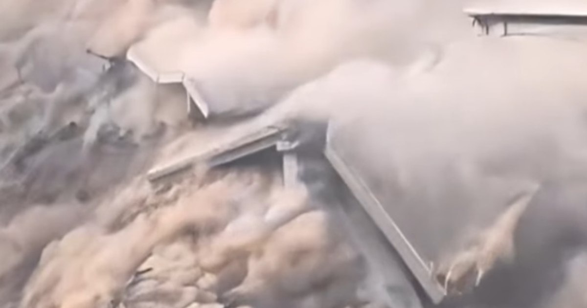 Momentul șocant în care un pod recent inaugurat în China pe o autostradă națională s-a prăbușit