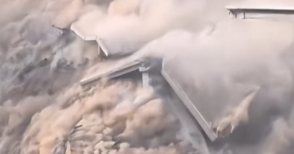 Momentul în care un pod recent inagurat în China, lung de 758 de metri, se prăbușește