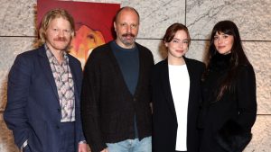 Dakota Johnson se promovează pentru un proiect al lui Yorgos Lanthimos.