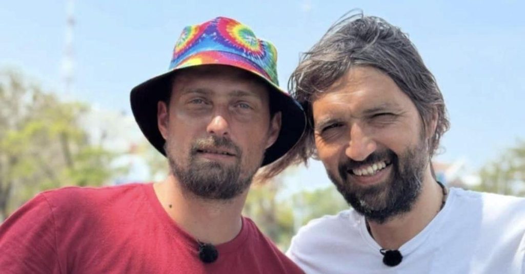 În imagine sunt cei doi concurenți Dan Alexa și Gabi Tamaș, zâmbind