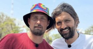 Dan Alexa și Gabi Tamaș „vindecă” coreenii cu ceapă și nămol