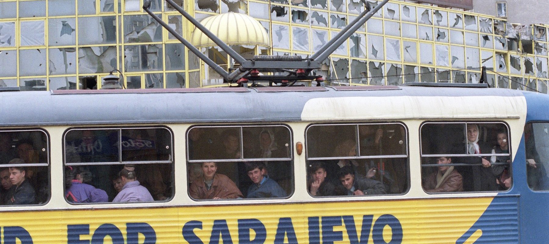 Italia a deschis după 30 de ani o anchetă oficială privind „turiștii-lunetiși”, străini care au plătit bani pentru a împușca de distracție oameni în timpul asediului din Sarajevo: „Au fost foarte mulți italieni, germani, francezi, englezi, oameni din toate țările occidentale”