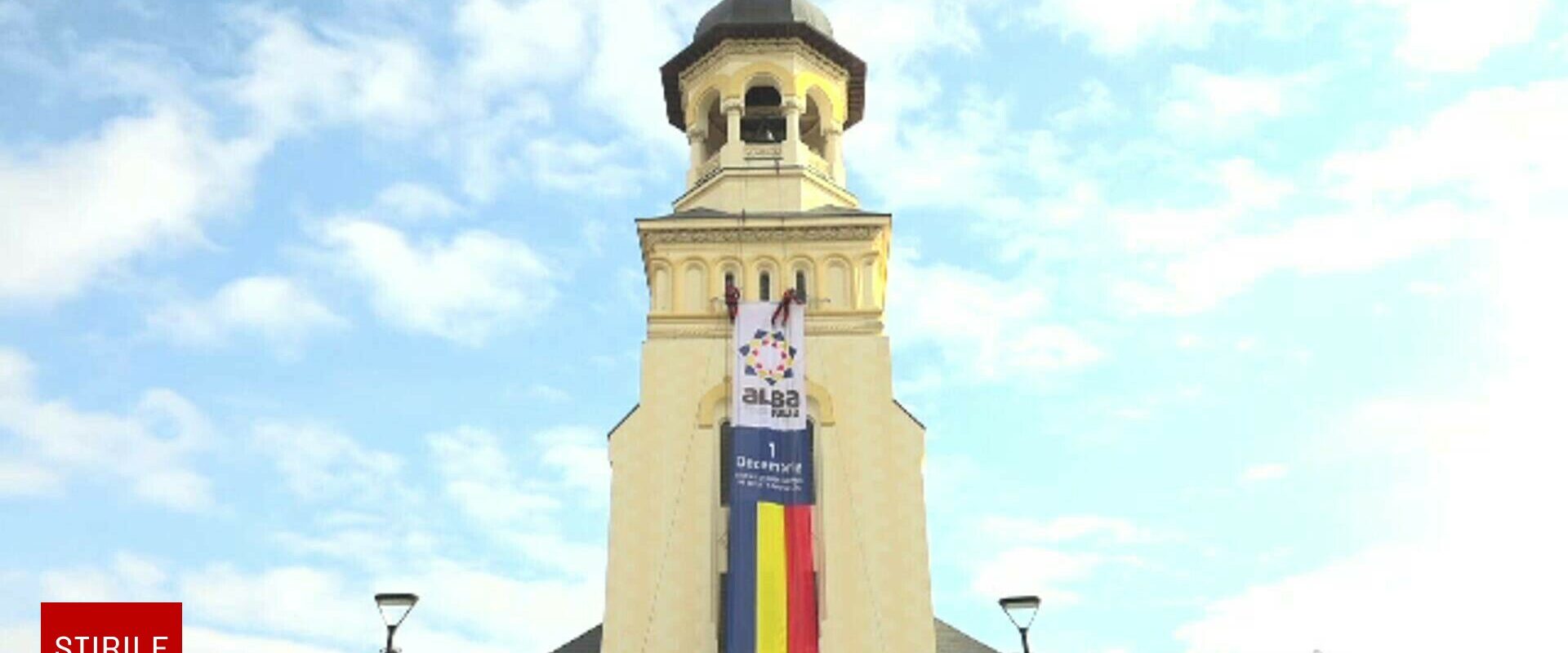 Reacția unui român după 28 de ani de străinătate, la vederea steagului național de 14 metri arborat pe Catedrala Reîntregirii