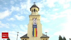 Emoția unui român, după 28 de ani în străinătate, la drapelul de 14 m pe Catedrala Reîntregirii