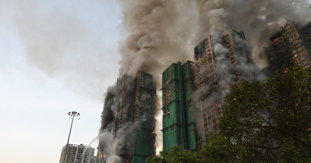 Incendiu uriaș în Hong Kong: 4 morți și mai mulți oameni blocați într-un complex de blocuri cu schele de bambus pentru reabilitare
