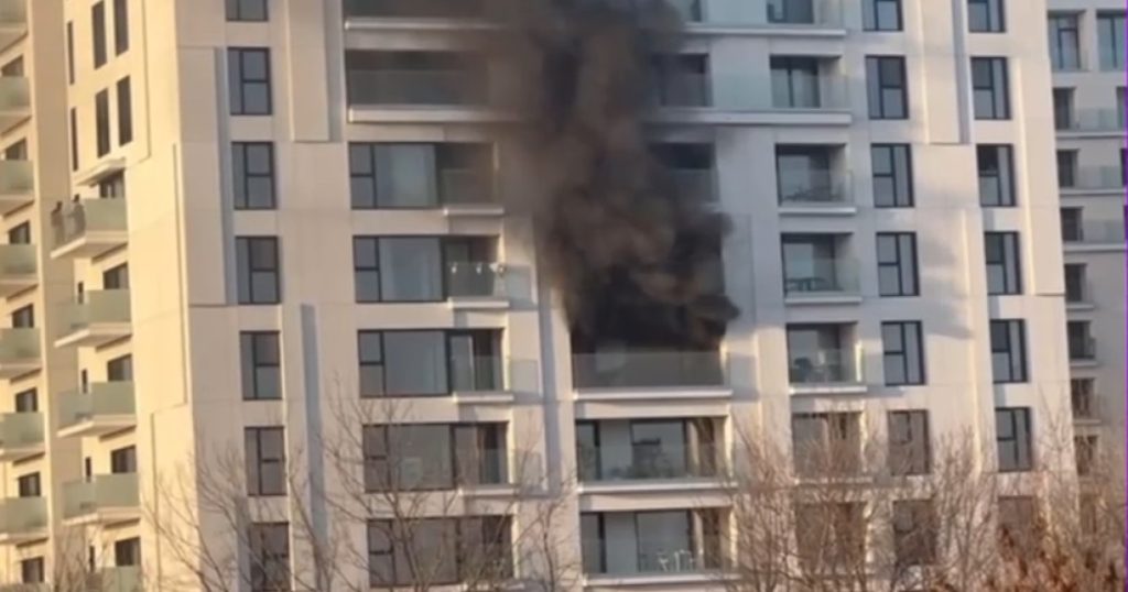 Incendiu cu degajări mari de fum într-un bloc cu 11 etaje din București. Șase persoane au fost transportate la spital