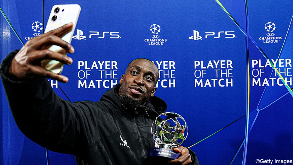 Kruisraket Forbs kreeg bijna Barcelona op de knieën met 2 goals en assist: "Als ze zo spelen, is hij enorm wapen"