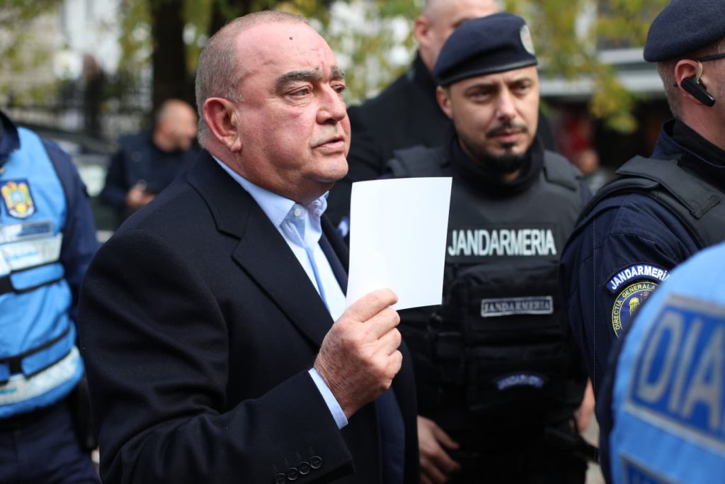 Gigi Nețoiu a venit cu taraful să își depună candidatura la Primăria București