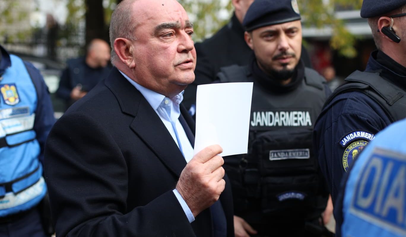 Gigi Nețoiu a venit cu taraful să își depună candidatura la Primăria București