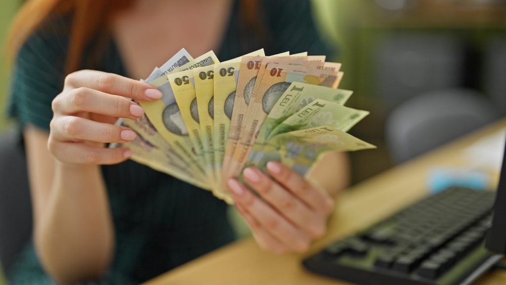 Salariul minim 2026: Coaliția de guvernare va discuta în decembrie 2025 inclusiv suma fără taxe (ministru)