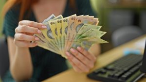 Guvernul va discuta în decembrie 2025 salariul minim pentru 2026, inclusiv net (ministru)