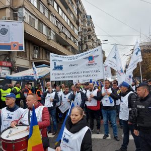Imagini: Ceferiști din întreaga țară protestează la Guvern