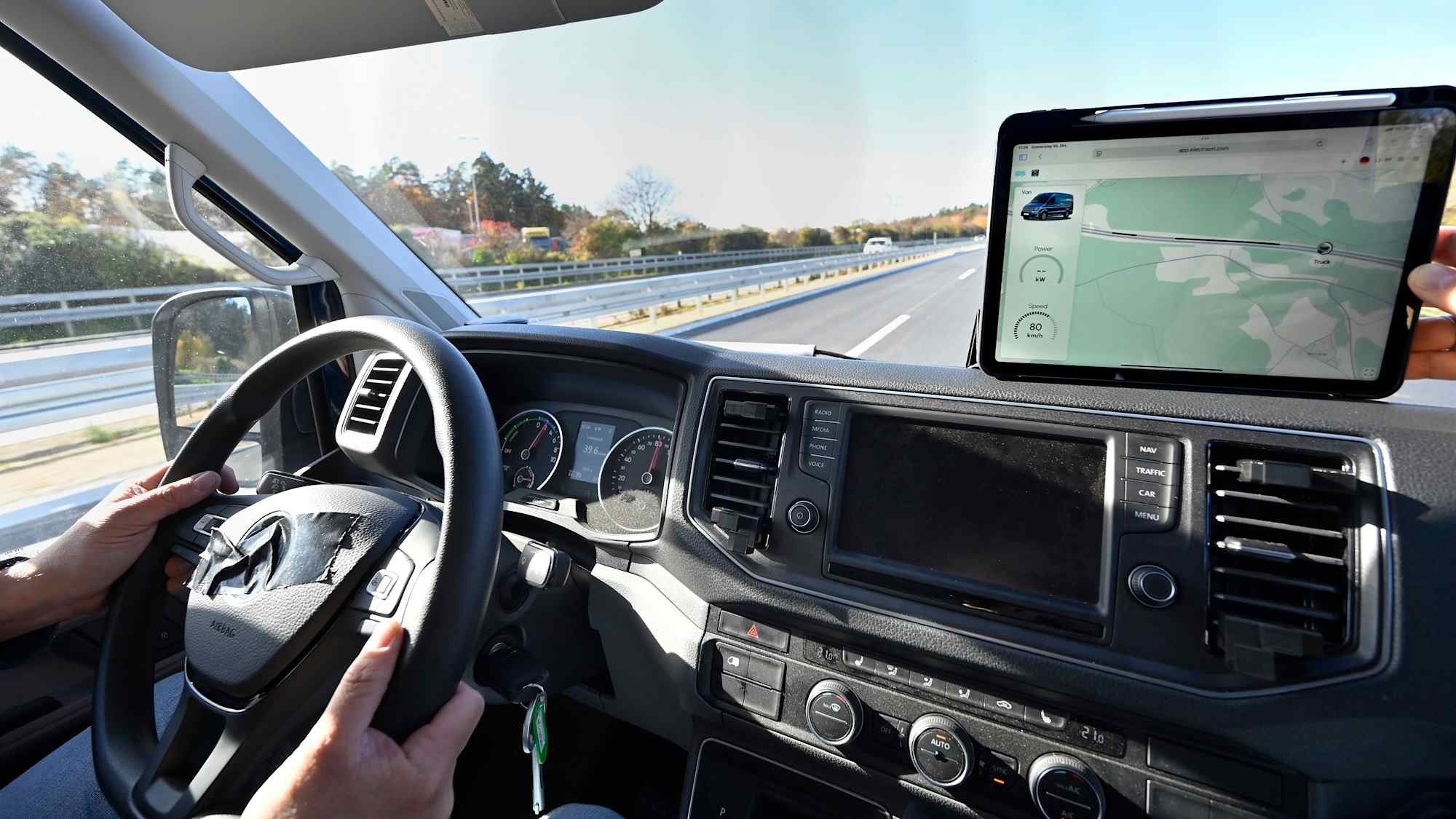 Încărcarea electrică în mișcare: bobine sub asfalt testează pe autostrada germană