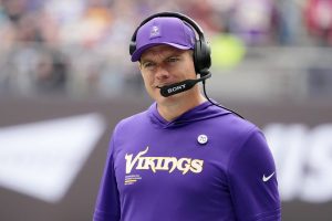 Kevin O’Connell își apără pe J.J. McCarthy, acoperind vestiarul vikingilor