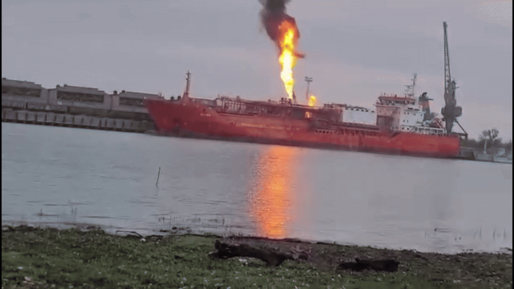 Oamenii din Plauru și Ceatalchioi, Tulcea, evacuați din cauza unei nave cu GPL lovite de dronele rusești noaptea trecută