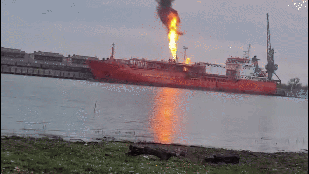 Oamenii din Plauru și Ceatalchioi, Tulcea, evacuați din cauza unei nave cu GPL lovite de dronele rusești noaptea trecută