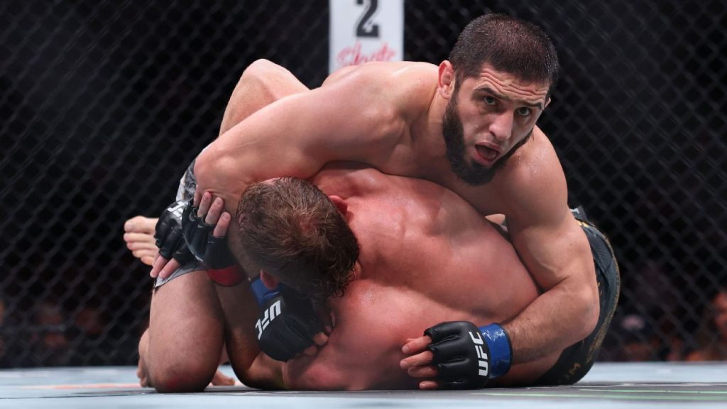 Makhachev dominates to become 2-weight champion at UFC 322