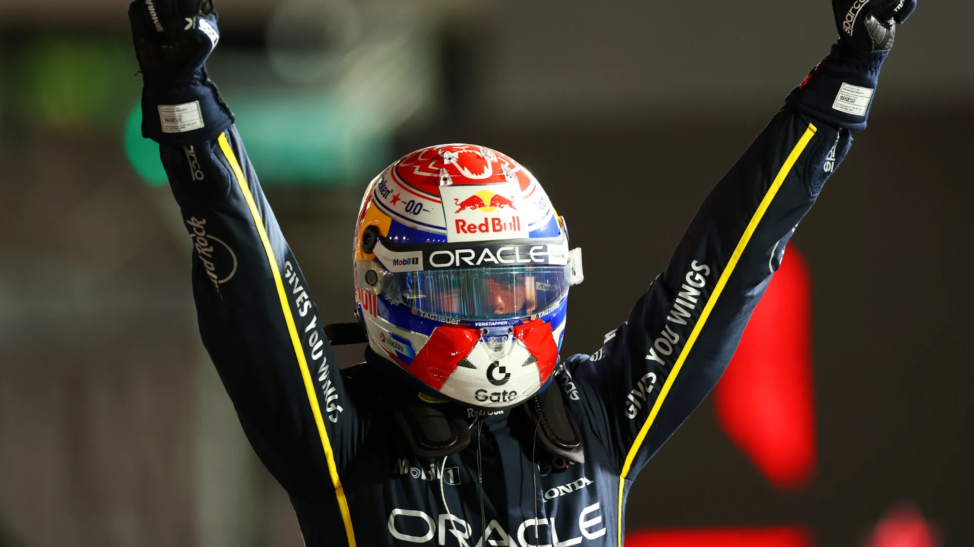 Max Verstappen învinge pe Lando Norris, câștigă GP Las Vegas, iar Piastri urcă pe locul patru.