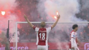 Meciul Ajax – Groningen anulat definitiv din cauza lansărilor masive de foc din partea F‑Side