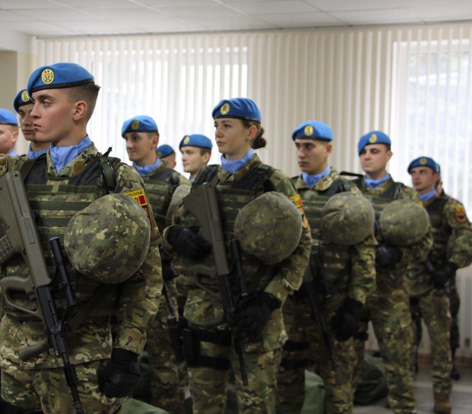 Militarii din Moldova se înarmează cu puști de atac AUG