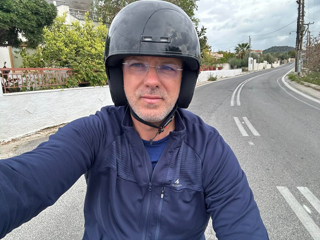 Ionuț Moșteanu pe scuter promovând o lege ca deputat