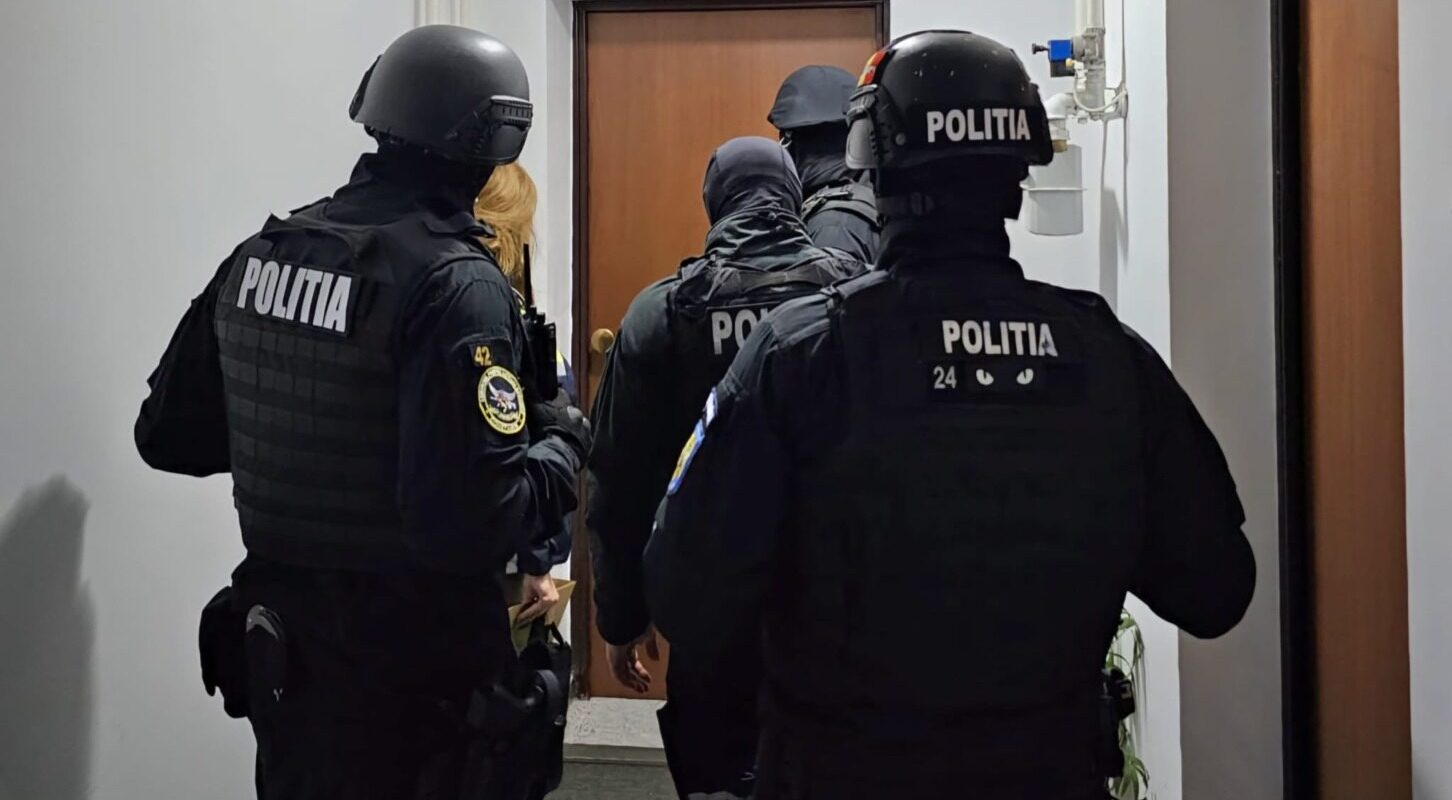 politia perchezitii mascati