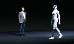 În China, au dezvăluit pe scenă robotul Iron, arătând că nu e un om în costum