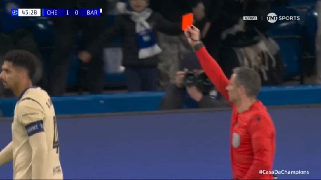 Ronald Araujo vê cartão vermelho por falta dura em Cucurella e complica Chelsea x Barcelona no Stamford Bridge – Mix Vale