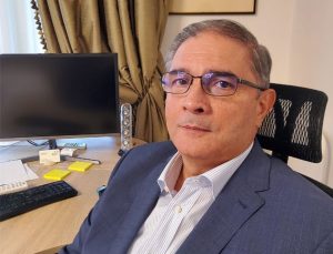 Silviu Predoiu, fost adjunct al SIE, denunciază: „Cazul Moșteanu, fost vice‑prim‑ministru și ministru al Apărării, expune mizeria în care se afundă guvernul României și premierul său „reformator”. Domnul Moșteanu reprezintă o înfrângere pentru militarii români, veteranii, rezerviștii și toţi cei care îşi servesc țara cu devotament.”