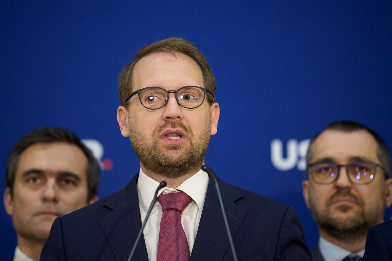 Știe cum să mobilizeze românii și se află în locul potrivit