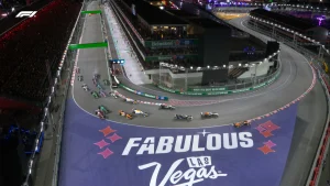 Urmărește startul GP Las Vegas: Verstappen ia conducerea, Norris deviază